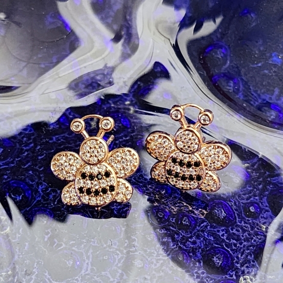 Gold Filled Bee Post Earrings New - Picture 4 of 5